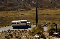 Hotelbus a Puya Raimondi v Bílých Kordilerách