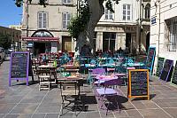 Marseille - typické provensálské posezení pod platanem