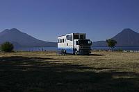 Kempování na břehu jezera Atitlán